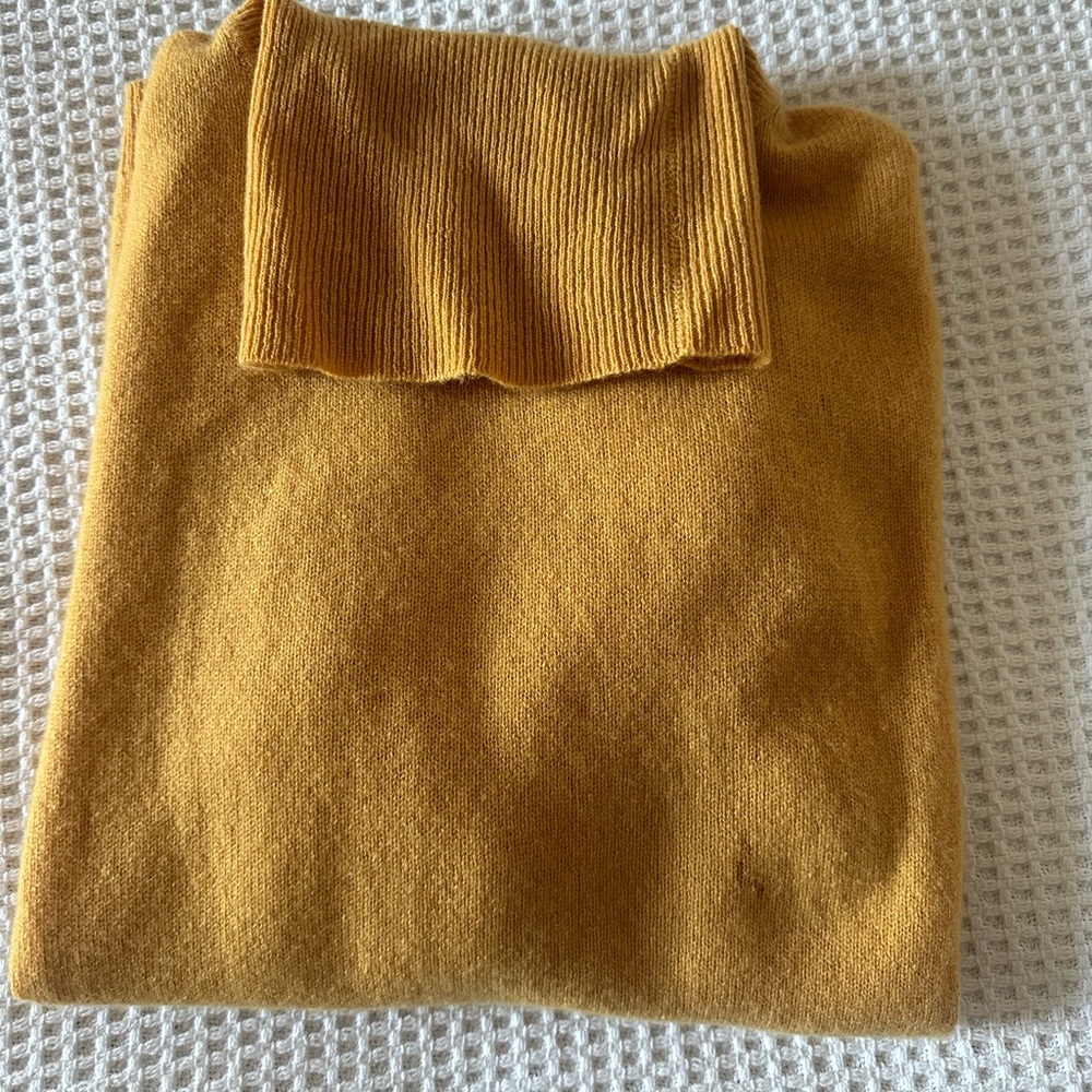 100% cashmere turtleneck light sweater yellow M